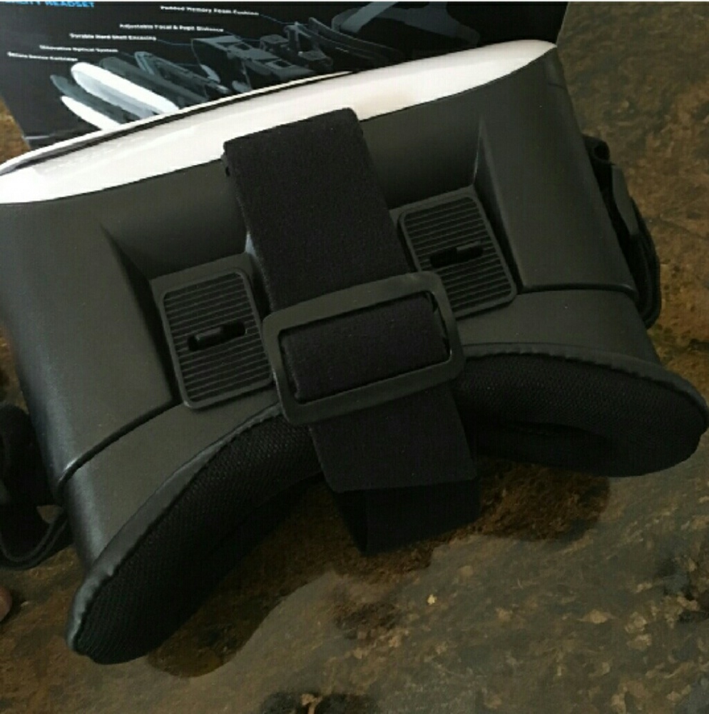 Virtual Reality Goggles... - Picture 3 of 6